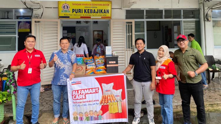 Alfamart Bagikan Bantuan Sembako untuk Lansia di Kota Batam
