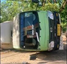 Kecelakaan Truk Semen di Tanjungpinang, Warga Berkerumun Saksikan Kejadian
