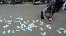 Uang Puluhan Juta Berserakan di Jalan Saat Penangkapan Perampokan Modus Pecah Kaca di Batam