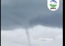Fenomena Waterspout Terjadi di Tepi Laut Tanjungpinang, Warga Diminta Waspada