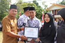 Kepala SDI Integral Lukman Al Hakim Lingga Raih Penghargaan Kepsek Berdedikasi Tinggi di Hari Guru Nasional 2024