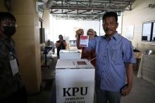 Calon Gubernur HM Rudi Nyoblos di TPS 017 Rosedale, Ini Pesannya ke Warga