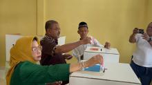 Hujan Tak Surutkan Semangat Bupati Rafiq Nyoblos ke TPS, Harapkan Antusiasme Warga