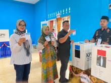 Nyoblos di TPS Desa Kelombok, Bupati Nizar Ajak Masyarakat Lingga Gunakan Hak Suara dengan Bijak
