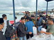 Mengarungi Lautan, Kapolsek Belakang Padang Kawal Kotak Suara Pilkada Pakai Kapal ke Kantor PPK