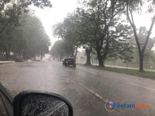 Waspada! Cuaca Ekstrem Hujan Petir Guyur Batam, Jumat 29 November 2024