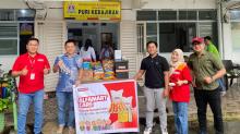 Alfamart Bagikan Bantuan Sembako untuk Lansia di Kota Batam