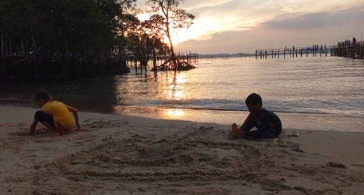 Dikelilingi Resor Mewah, Keindahan Pantai di Pemukiman Penduduk Batam Ini Punya View Gedung Singapura
