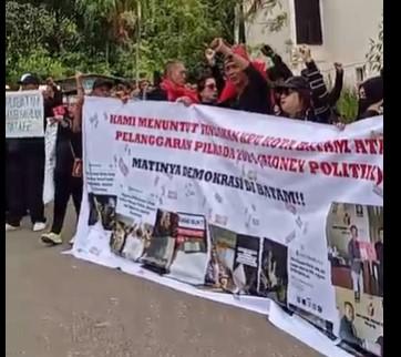 Kantor KPU Kota Batam Dikepung Massa, Tuntut Transparansi Pemilu 2024