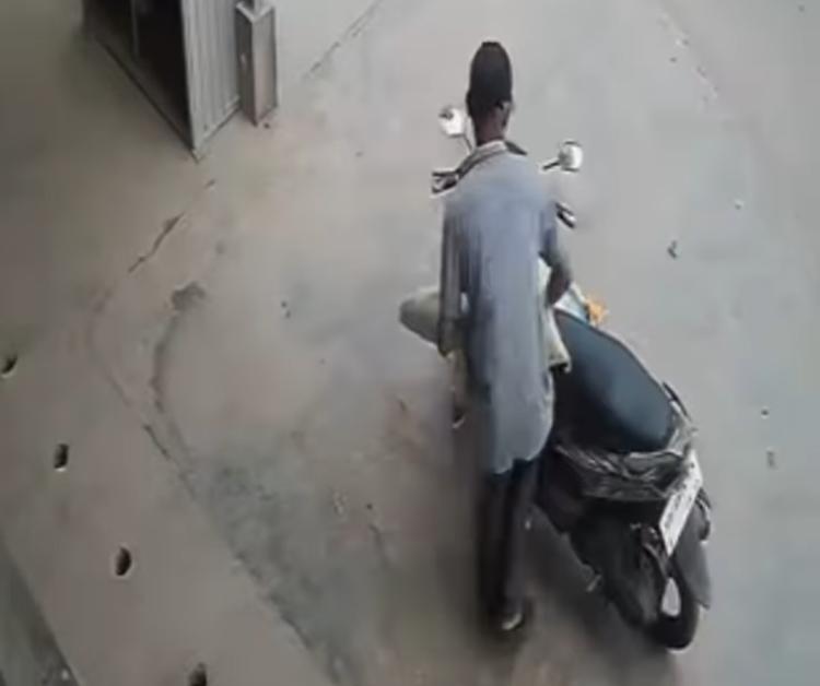 Dua Pelaku Gasak Tiga Karung Beras di Toko Sembako Batu Aji Terekam CCTV