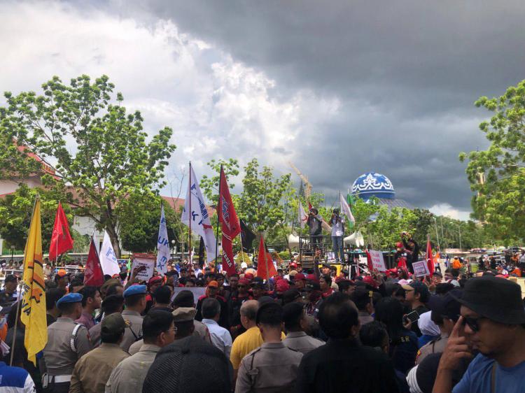 Massa Buruh Batam Gelar Aksi Demo di Kantor Gubernur Kepri, Tuntut Kenaikan UMK