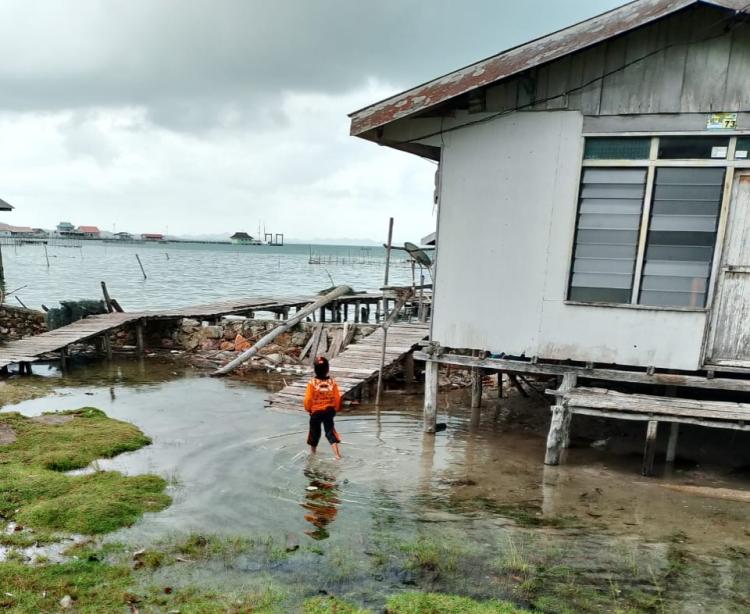 Camat Katang Bidare Imbau Warga Waspada Cuaca Ekstrem, Banjir Rob dan Angin Kencang Masih Mengintai