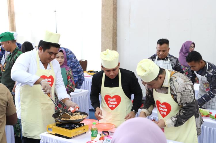 Sambut Hari Ibu 2024 di Bintan Bupati dan Sekda Pakai Celemek "Suami Idaman Istri"