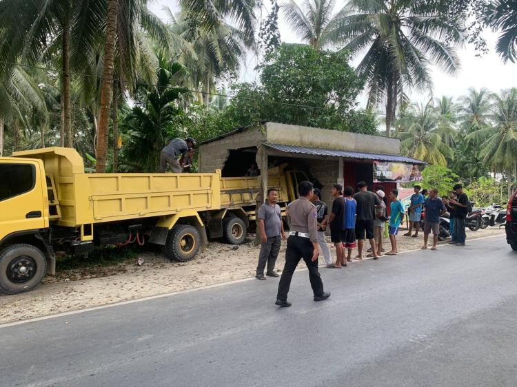 Truk Bermuatan Pasir Alami Kecelakaan di Jalan Trans Karimun, Menabrak Mobil dan Kios Warga