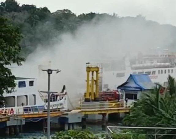 Kapal Roro KMP. Mulia Nusantara Terbakar di Pelabuhan Telaga Punggur, Batam