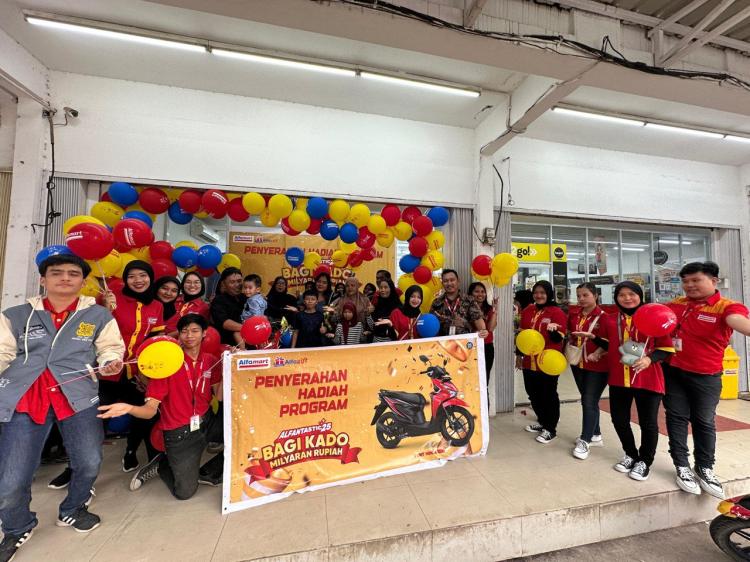 Rayakan Ulang Tahun ke-25, Alfamart Berikan Hadiah Utama Motor Honda Beat CBS kepada Pelanggan Setia