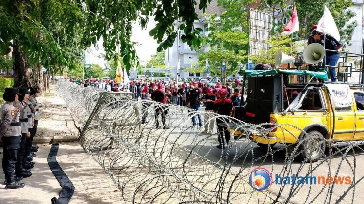 Ratusan Buruh Geruduk Kantor Graha Kepri, Tuntut Penetapan UMSK Batam yang Berkeadilan