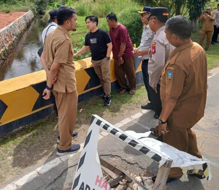 Akses Jembatan Pasar Kawal-Kangka Terhambat Akibat Longsor