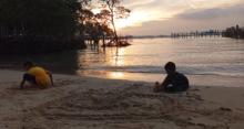 Dikelilingi Resor Mewah, Keindahan Pantai di Pemukiman Penduduk Batam Ini Punya View Gedung Singapura