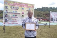 HUT PGRI 2024 di Lingga, Guru SMPI Integral Lukman Al Hakim Terima Penghargaan atas Dedikasi di Bidang Literasi