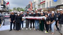 Ratusan Massa Demo Kantor Bawaslu Batam Bawa Pocong, Teriakan `RIP Bawaslu, RIP Demokrasi` Menggema