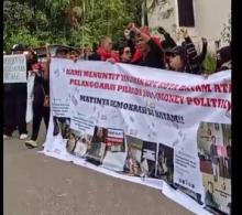 Kantor KPU Kota Batam Dikepung Massa, Tuntut Transparansi Pemilu 2024