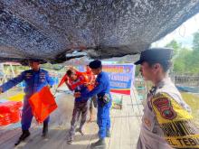 Satpolairud Polres Karimun Bagikan Life Jacket untuk Nelayan Demi Keselamatan Berlayar