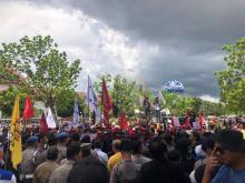 Massa Buruh Batam Gelar Aksi Demo di Kantor Gubernur Kepri, Tuntut Kenaikan UMK