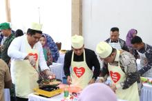 Sambut Hari Ibu 2024 di Bintan Bupati dan Sekda Pakai Celemek "Suami Idaman Istri"