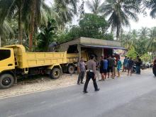 Truk Bermuatan Pasir Alami Kecelakaan di Jalan Trans Karimun, Menabrak Mobil dan Kios Warga