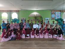 YBM PLN Serahkan Paket Anugerah Guru Pahlawan Bangsa ke SD dan SMP Integral Luqman Al Hakim Lingga