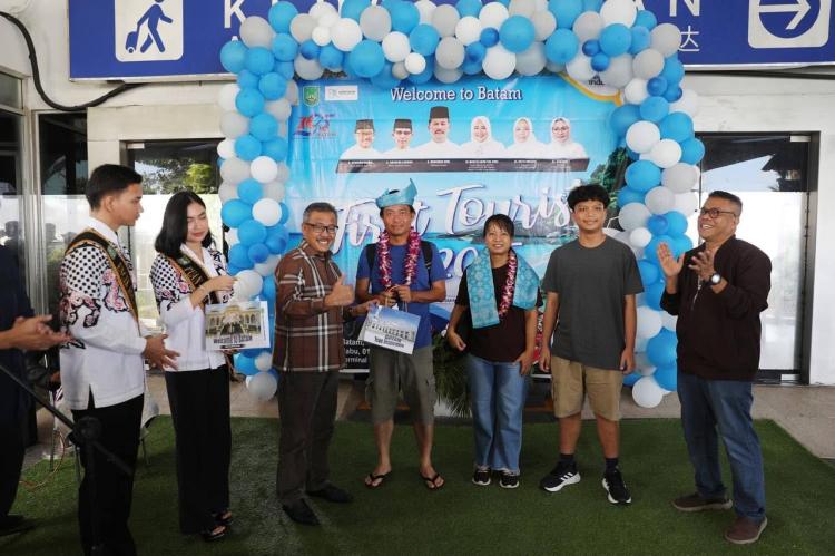 Tradisi Melayu Iringi Kedatangan Wisatawan Pertama 2025 di Batam