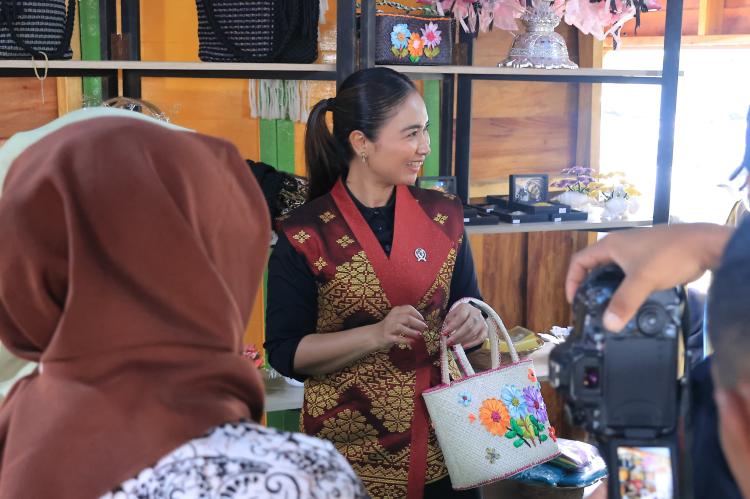 Wamenpar RI Hadiri Pesta Gonggong di Gurun Pasir Busung, Apresiasi Kuliner dan Potensi Wisata Bintan