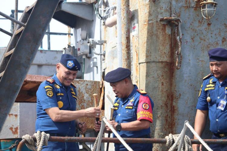 KPLP Kelas II Tanjung Uban Tangkap Kapal Asing Berbendera Vanuatu di Perairan Bintan