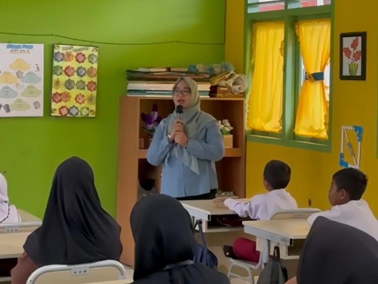 Kunjungi Sekolah Dasar di Lingga, Ketua DPRD Maya Sari Komitmen Bangun Pendidikan Lebih Baik