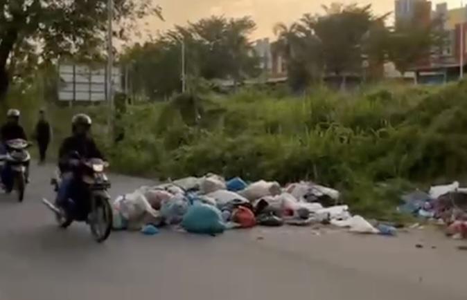 Anggota DPRD Kepri Blokir Jalanan Pakai Tumpukan Sampah