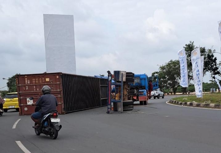 Kontainer Terlepas di Simpang Basecamp Batuaji, Lalu Lintas Sempat Macet