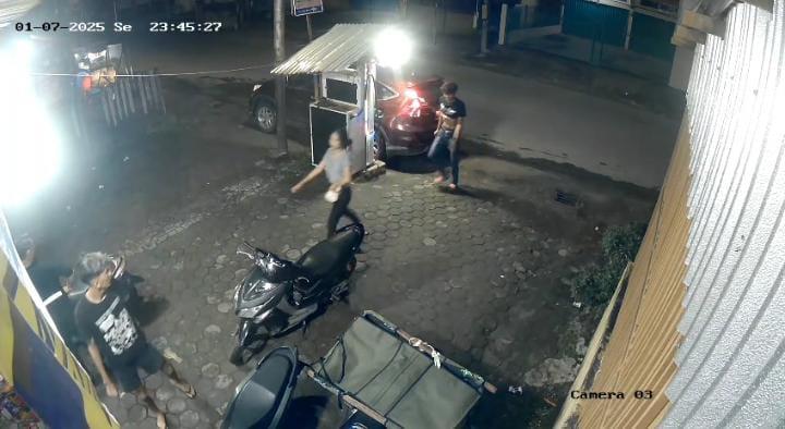 Pakai Mobil Ratusan Juta, Sekelompok Muda-Mudi Curi BBM Eceran di Toko Kelontong 