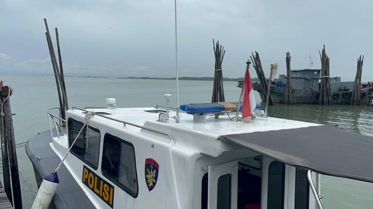 Kapal Isap Timah KIP Cinta Tenggelam Diterjang Gelombang di Karimun