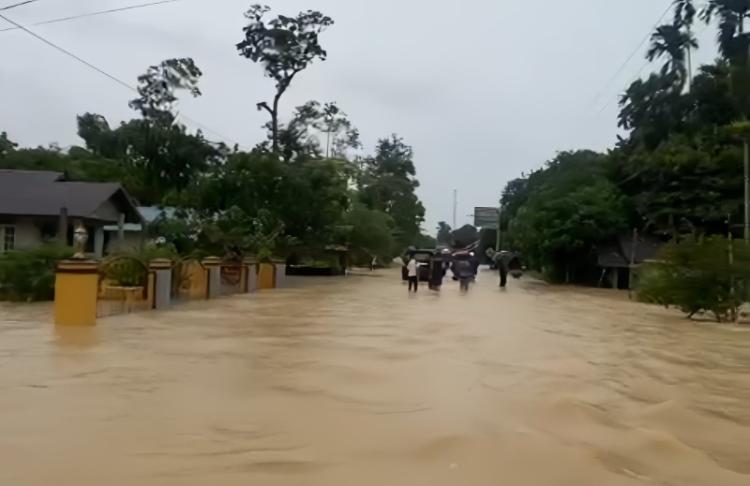 Banjir Rob dan Hujan Lebat Rendam Daik Lingga, Warga Terdampak