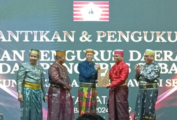 Amsakar Achmad Dikukuhkan Sebagai Anggota Kehormatan KKSS Kepri
