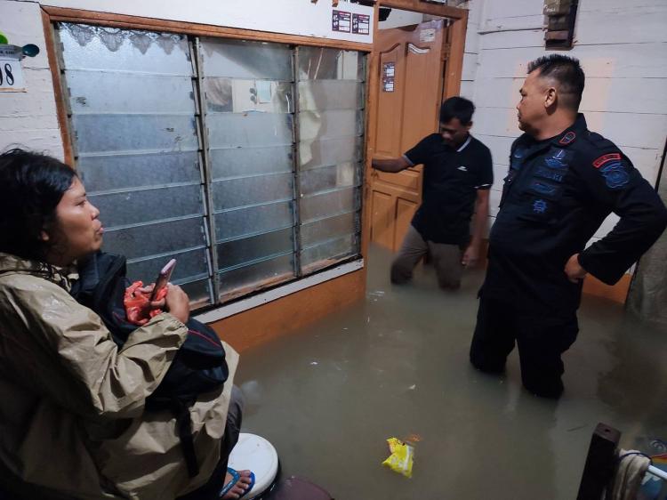 Brimob Kompi 2 Yon A Pelopor Bantu Warga Terdampak Banjir di Karimun