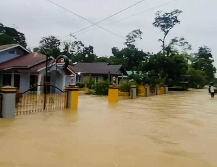 Dampak Banjir di Daik Lingga, Bekas Posko Pemenangan Ansar-Nyanyang dan Rumah Warga Terendam