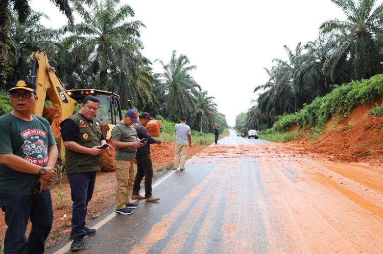 Kondisi Jalan Lintas Timur Masih Licin, Pengendara Diminta Waspadai Longsor Susulan