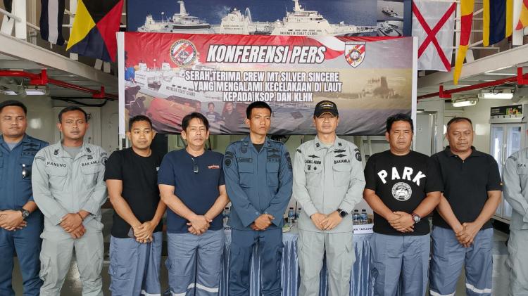 Kronologi Bakamla RI dan KPLP Tanjung Uban Berkolaborasi Evakuasi ABK MT Silver Sincere di Karang Singa Bintan