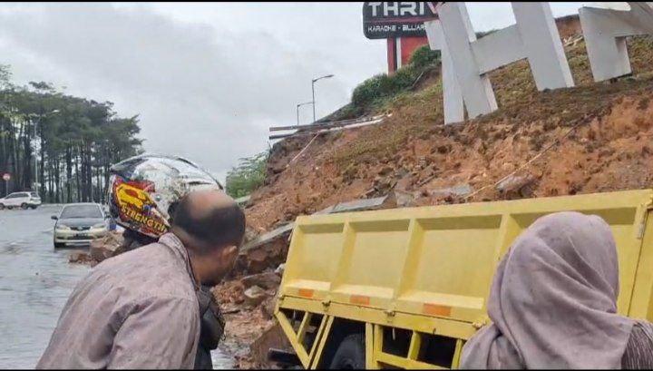 Truk Warga Rusak Parah Tertimpa Longsor di Seraya Atas