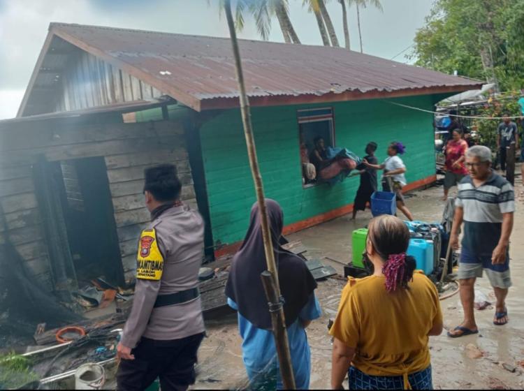 Polres Lingga Berikan Bantuan Sembako kepada Warga Korban Rumah Ambruk di Desa Laboh