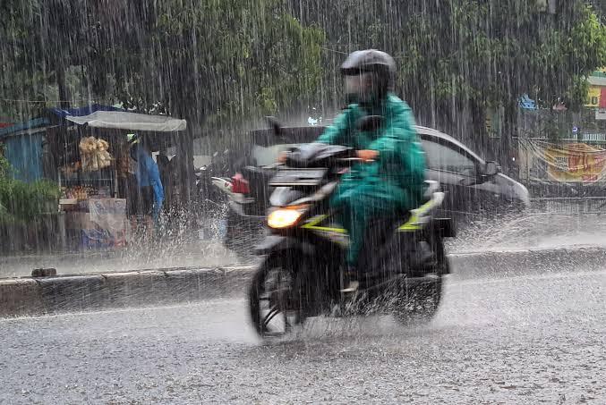6 Tips Tetap Aman Berkendara Saat Hujan di Batam