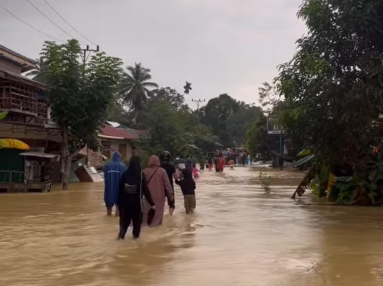 Hujan Semalaman dan Pasang Laut Tinggi, Daik Lingga Kembali Terendam Banjir