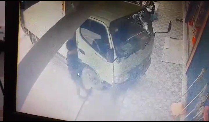 Pekerja Toko di Piayu Batam Jadi Korban Pencurian saat Tertidur di Mobil Box, Pelaku Terekam Jelas di CCTV